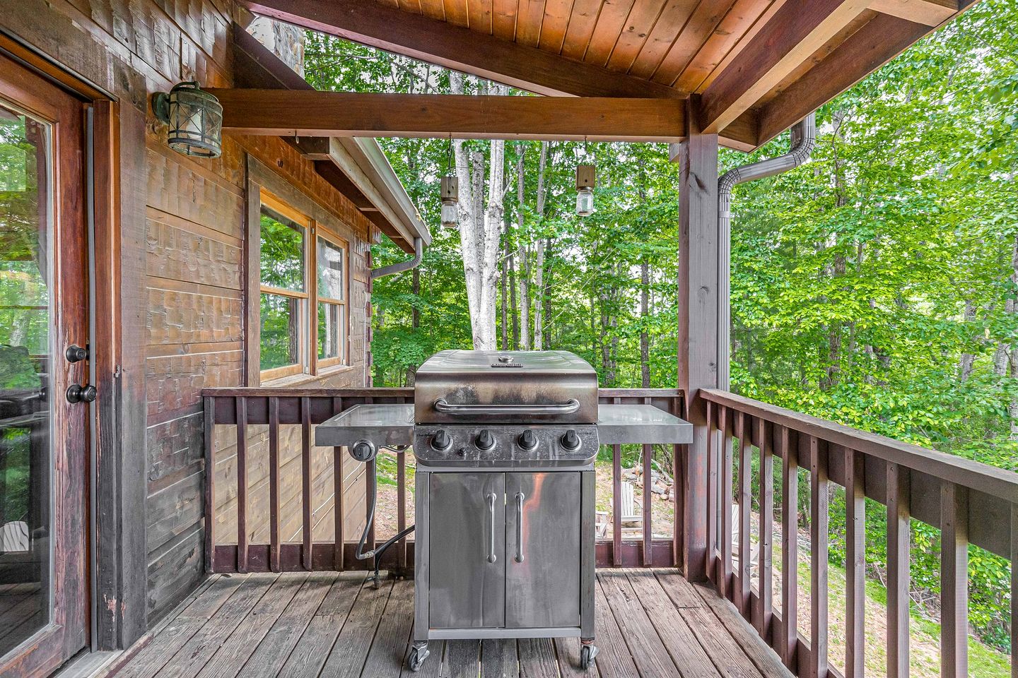 Gorgeous Cabin with Hot-tub and Fire Pit in Clarkesville, Georgia