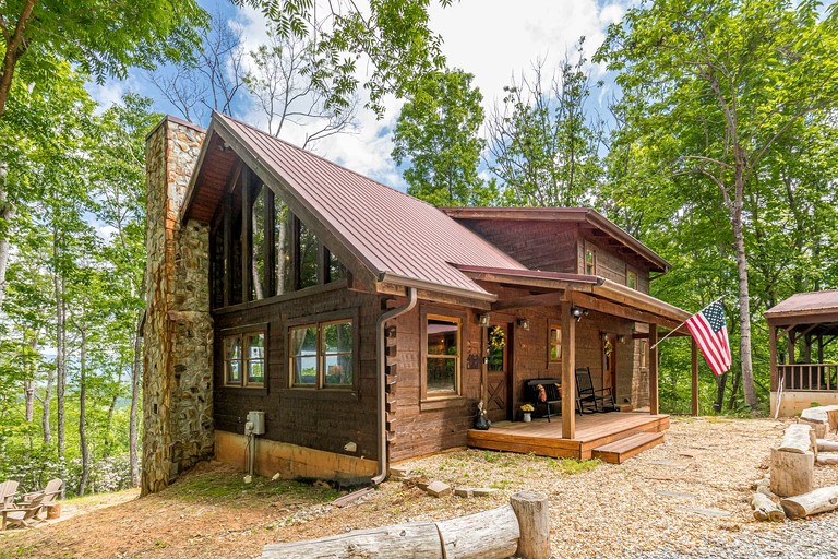 Gorgeous Cabin with Hot-tub and Fire Pit in Clarkesville, Georgia