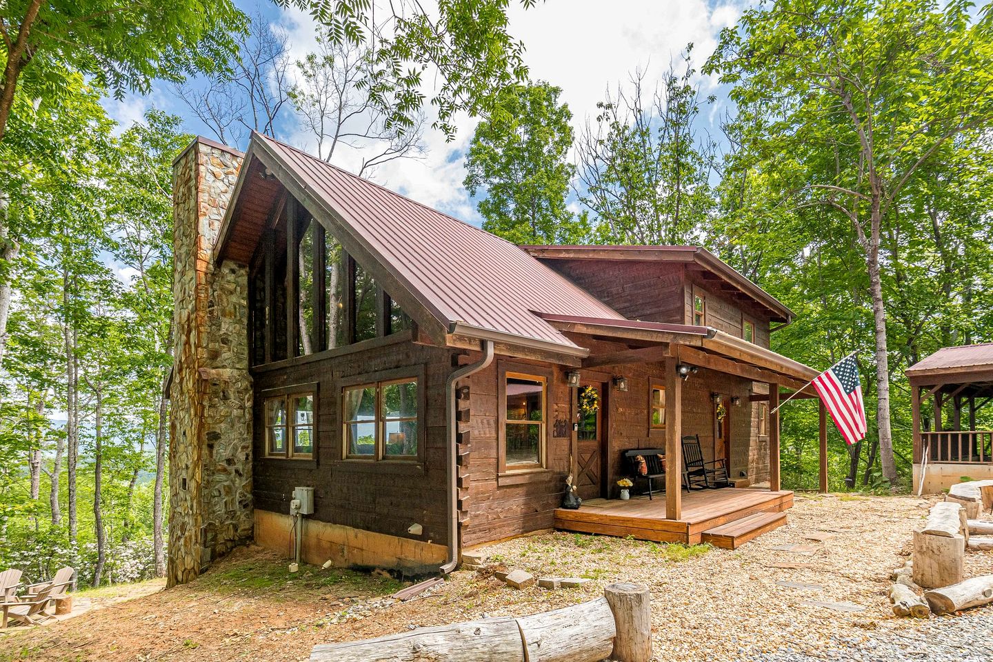Gorgeous Cabin with Hot-tub and Fire Pit in Clarkesville, Georgia