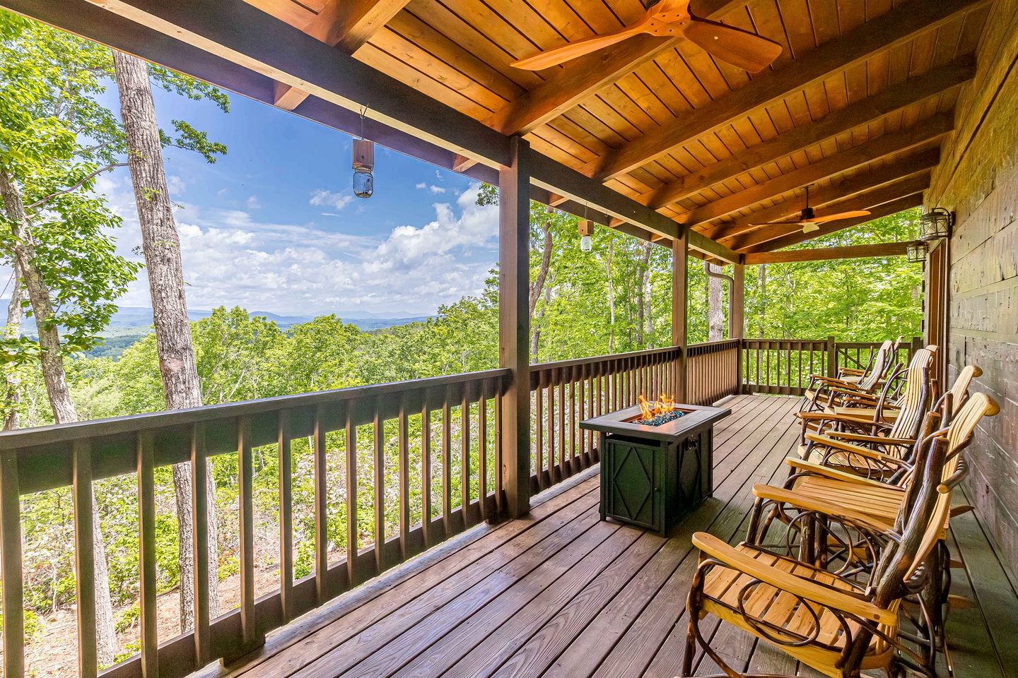 Gorgeous Cabin with Hot-tub and Fire Pit in Clarkesville, Georgia