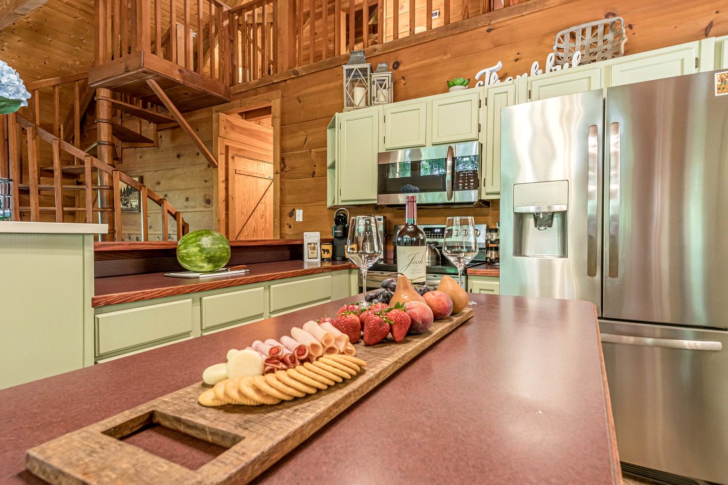 Gorgeous Cabin with Hot-tub and Fire Pit in Clarkesville, Georgia
