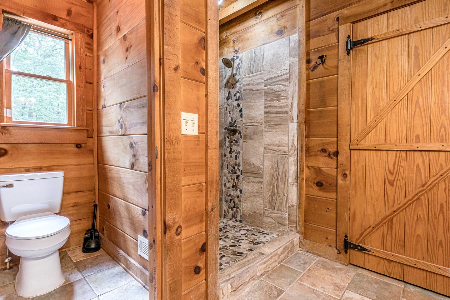 Gorgeous Cabin with Hot-tub and Fire Pit in Clarkesville, Georgia