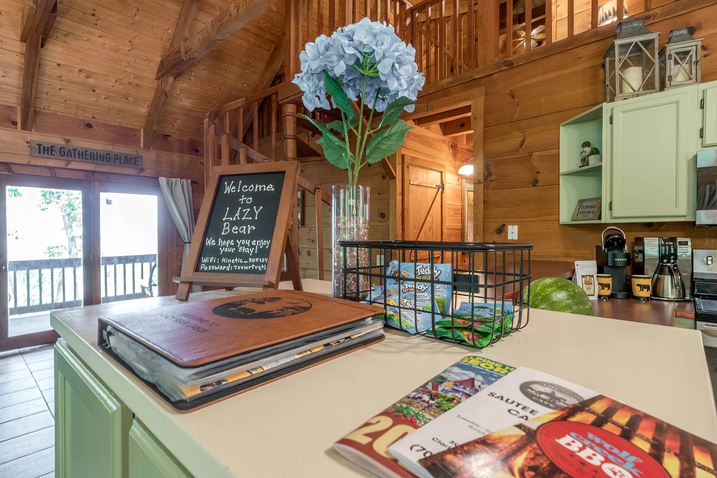 Gorgeous Cabin with Hot-tub and Fire Pit in Clarkesville, Georgia