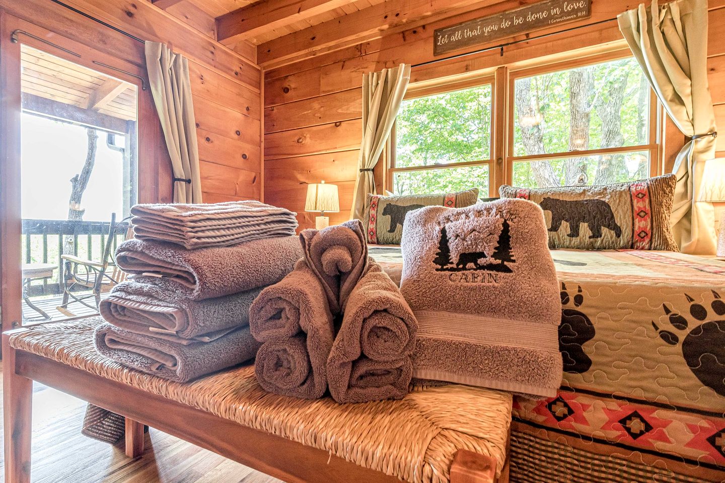 Gorgeous Cabin with Hot-tub and Fire Pit in Clarkesville, Georgia