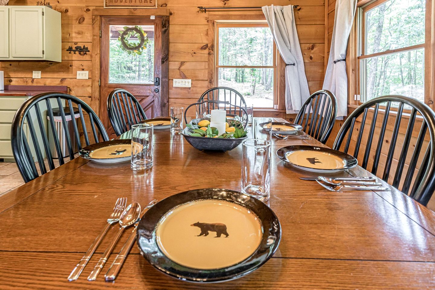Gorgeous Cabin with Hot-tub and Fire Pit in Clarkesville, Georgia