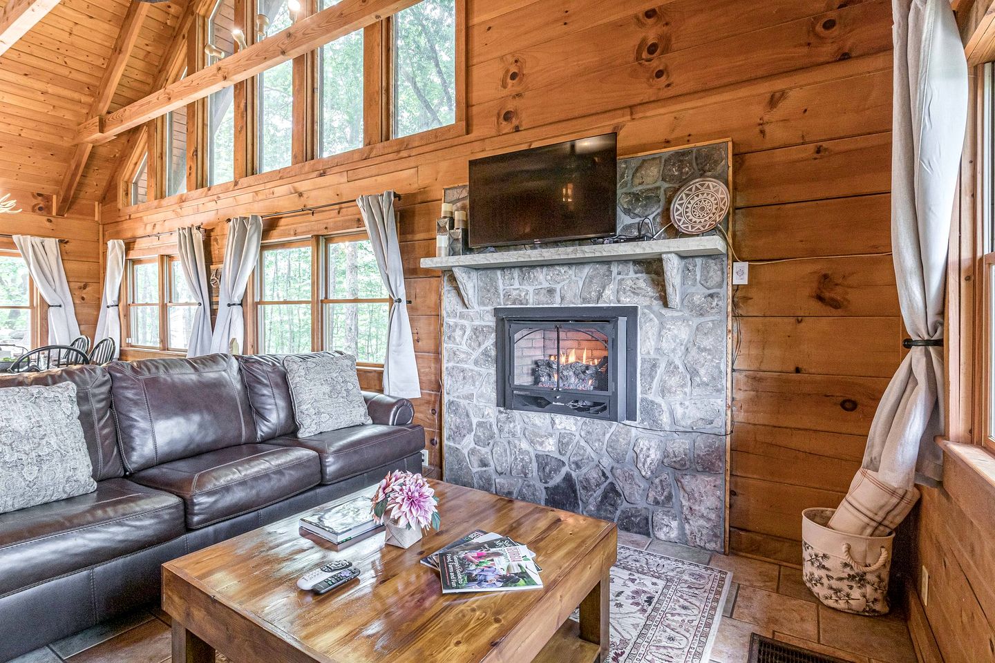 Gorgeous Cabin with Hot-tub and Fire Pit in Clarkesville, Georgia