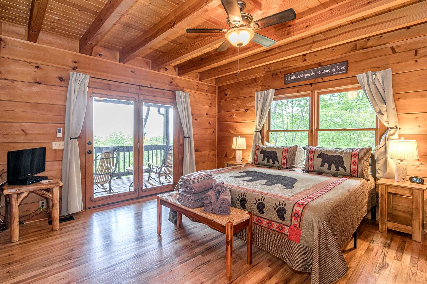 Gorgeous Cabin with Hot-tub and Fire Pit in Clarkesville, Georgia
