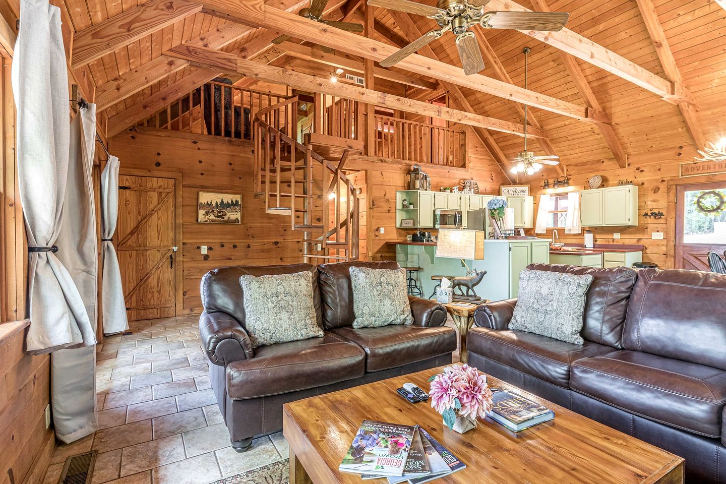 Gorgeous Cabin with Hot-tub and Fire Pit in Clarkesville, Georgia