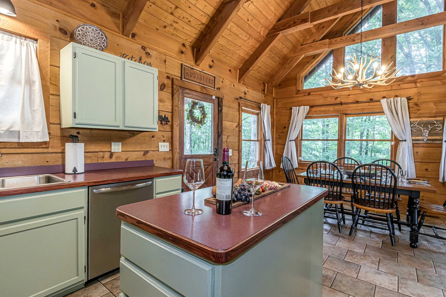 Gorgeous Cabin with Hot-tub and Fire Pit in Clarkesville, Georgia