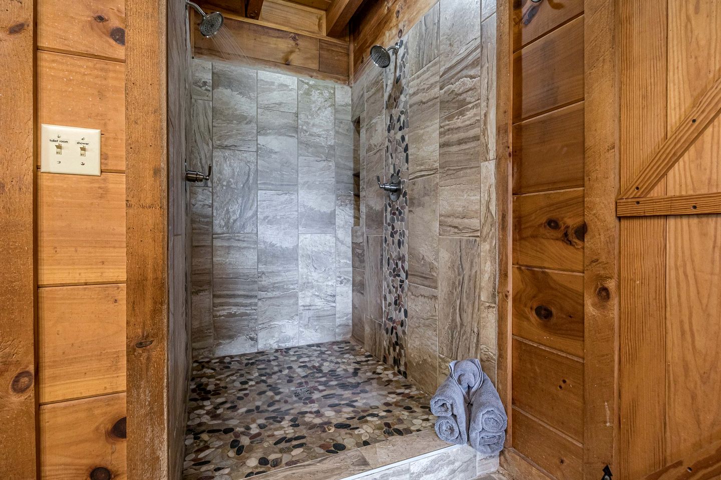 Gorgeous Cabin with Hot-tub and Fire Pit in Clarkesville, Georgia