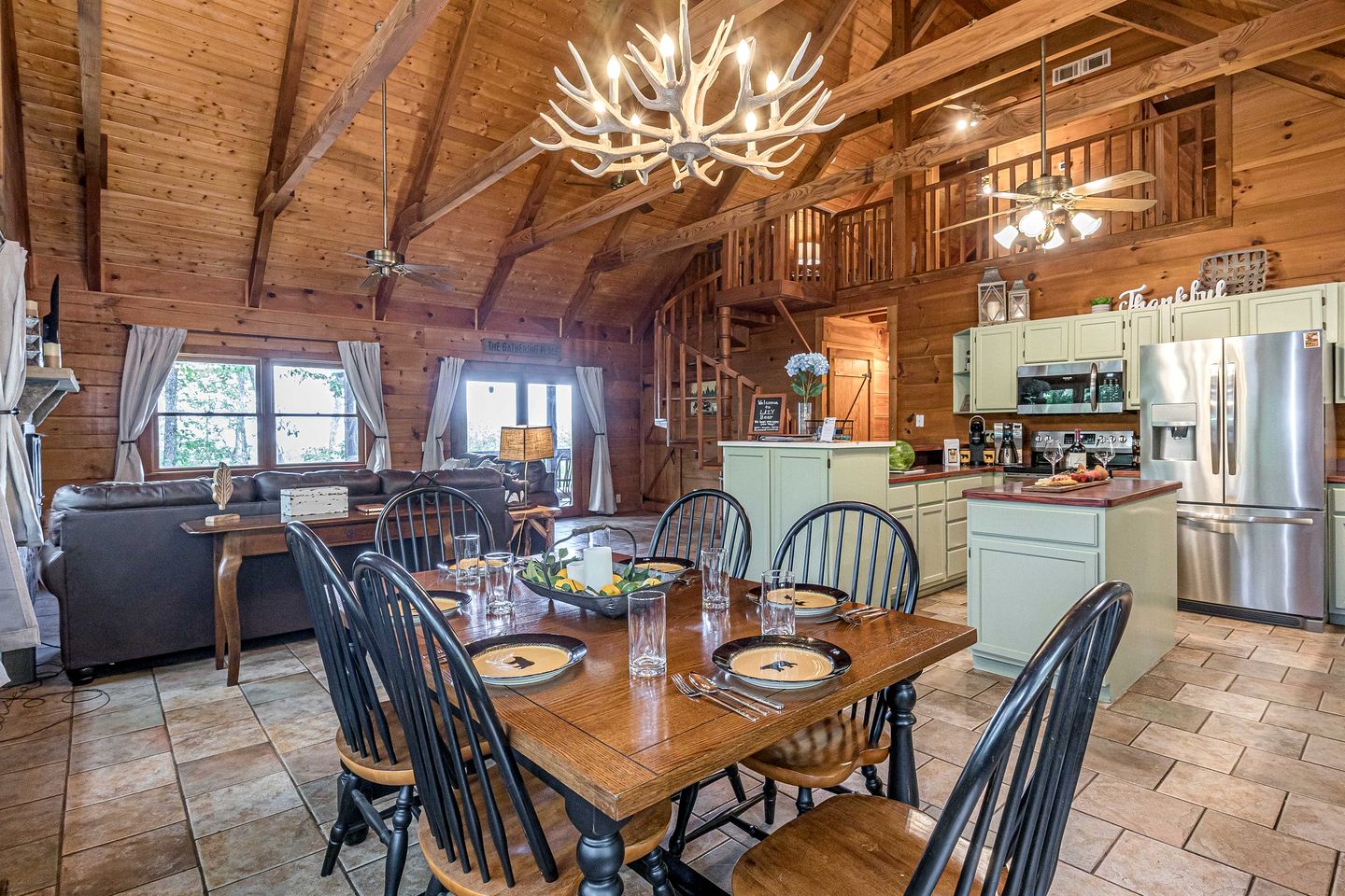 Gorgeous Cabin with Hot-tub and Fire Pit in Clarkesville, Georgia