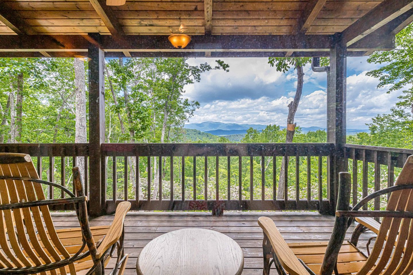 Gorgeous Cabin with Hot-tub and Fire Pit in Clarkesville, Georgia
