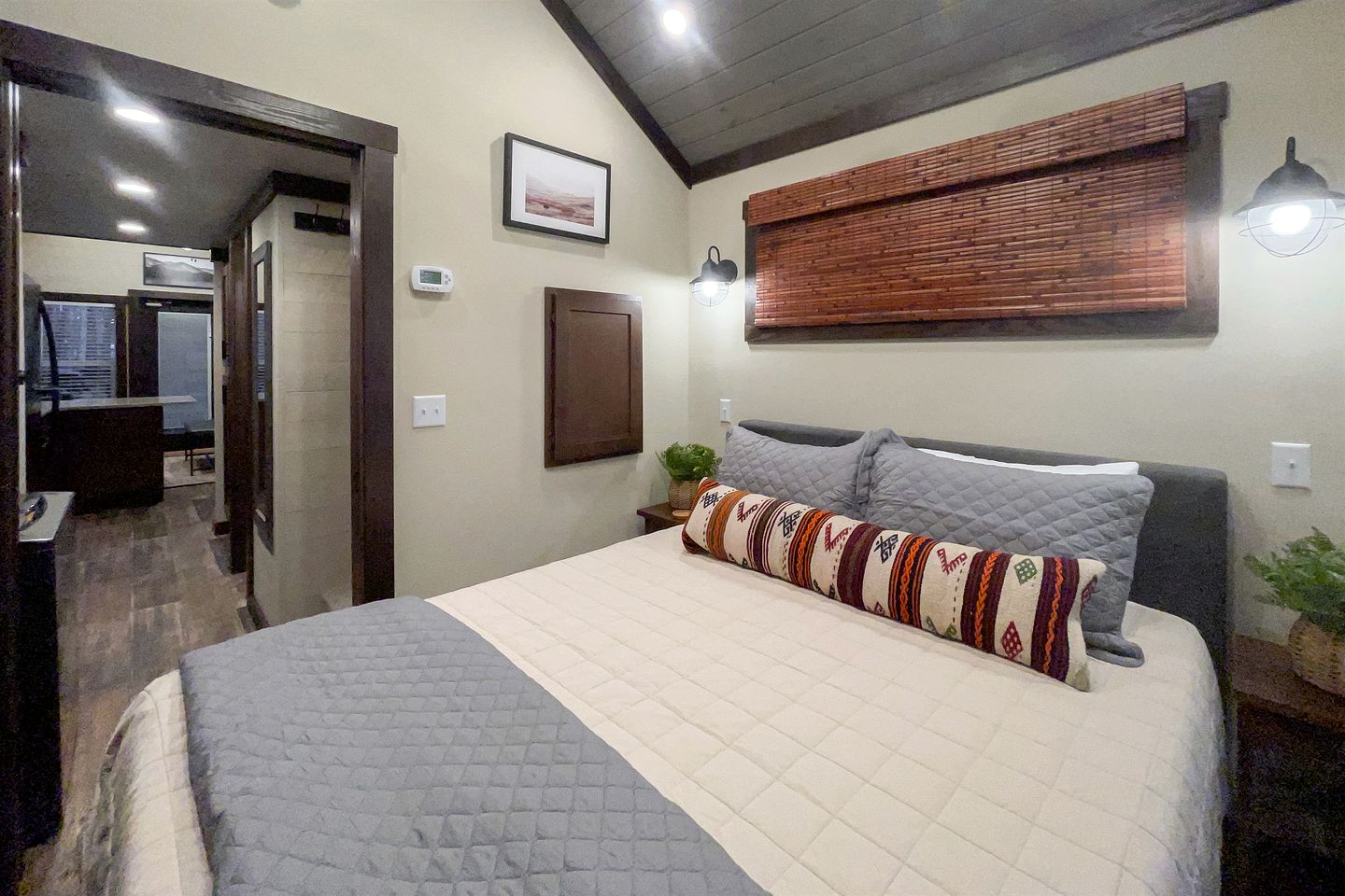 Gorgeous Cabin with Hot-tub and Games in Monteagle, Tennessee