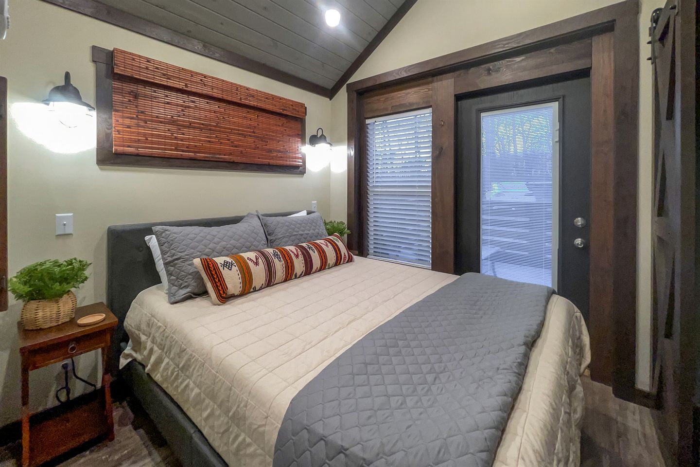 Gorgeous Cabin with Hot-tub and Games in Monteagle, Tennessee