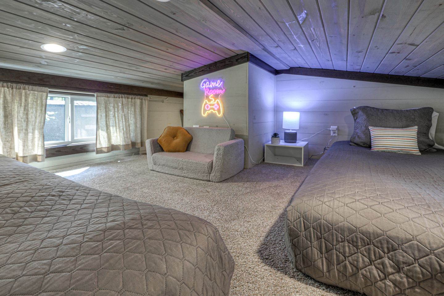 Gorgeous Cabin with Hot-tub and Games in Monteagle, Tennessee