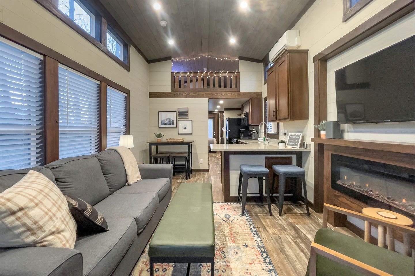 Gorgeous Cabin with Hot-tub and Games in Monteagle, Tennessee