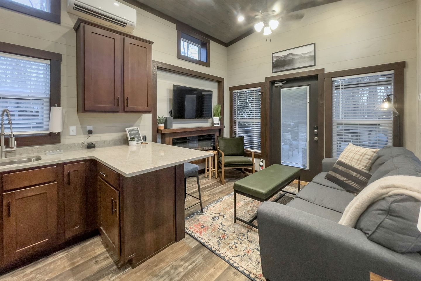 Gorgeous Cabin with Hot-tub and Games in Monteagle, Tennessee