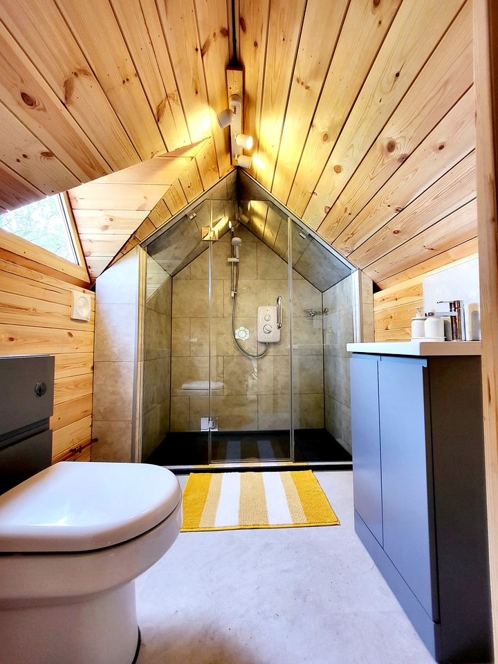 Gorgeous Cabin with Hot-tub and Stunning Views in Umberleigh, England