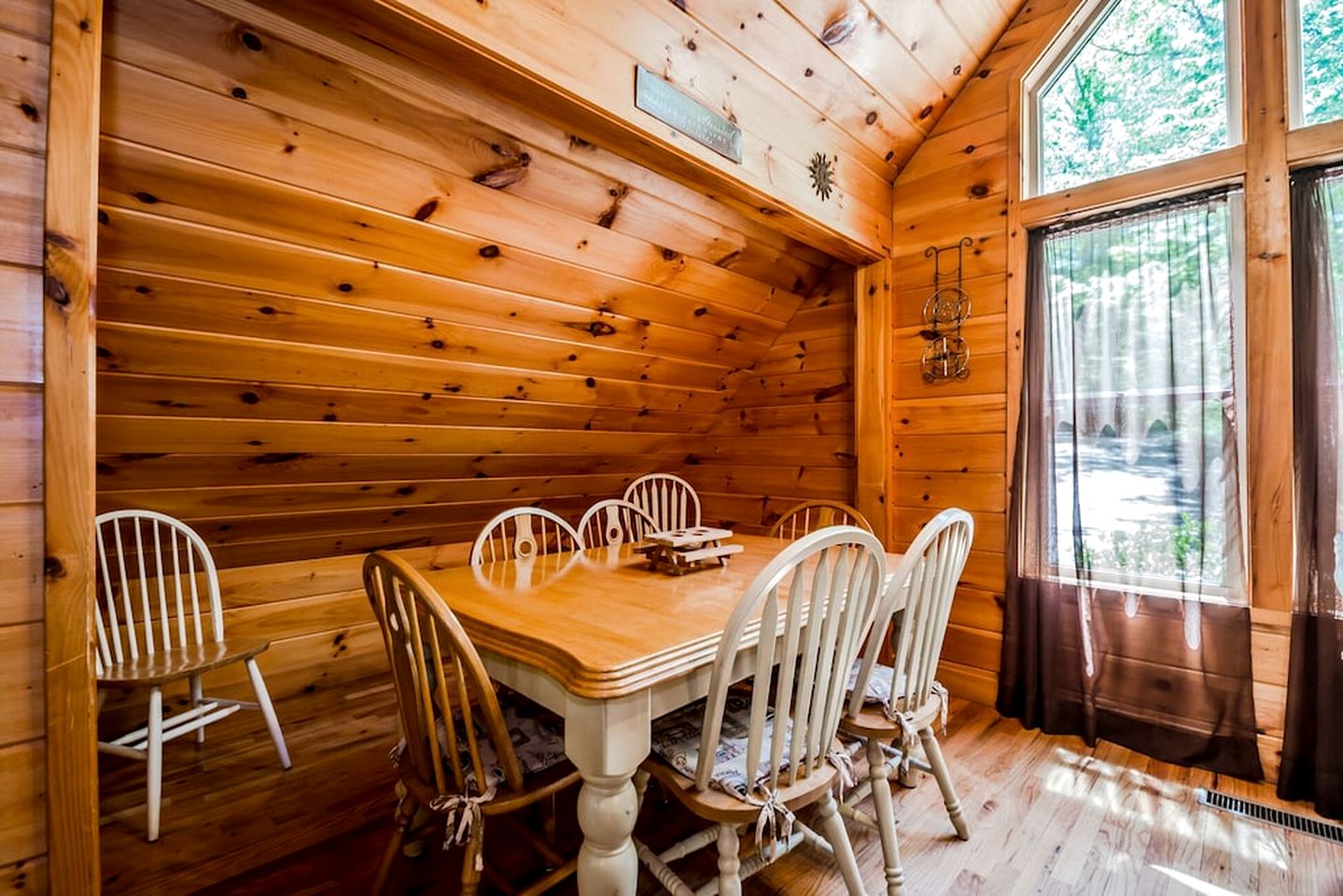 Gorgeous Cabin with Pool Table, Fire Pit and Hot-tub in Cleveland, Georgia
