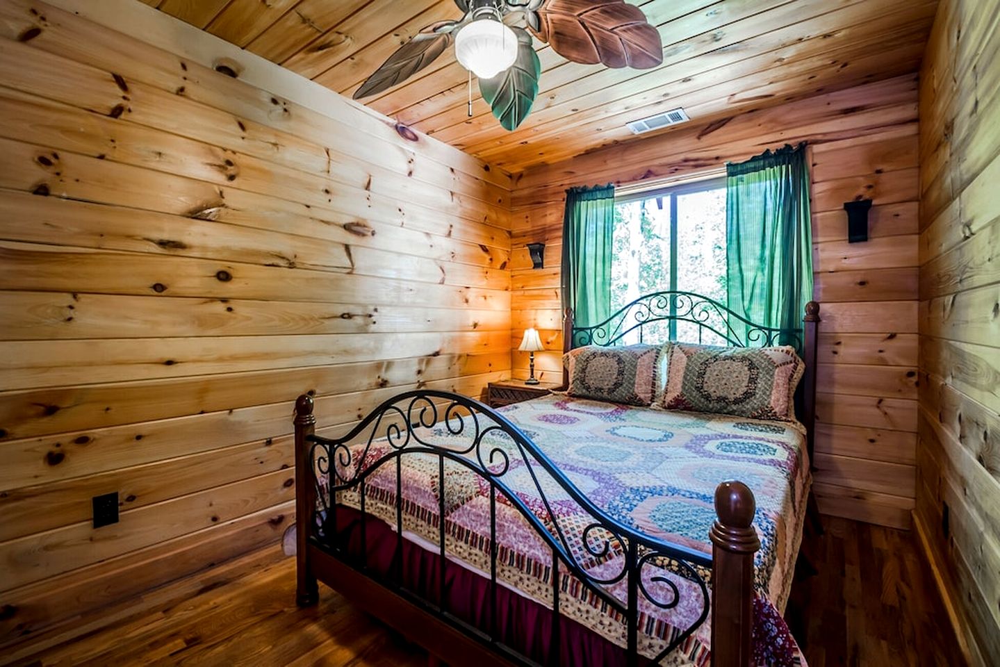 Gorgeous Cabin with Pool Table, Fire Pit and Hot-tub in Cleveland, Georgia