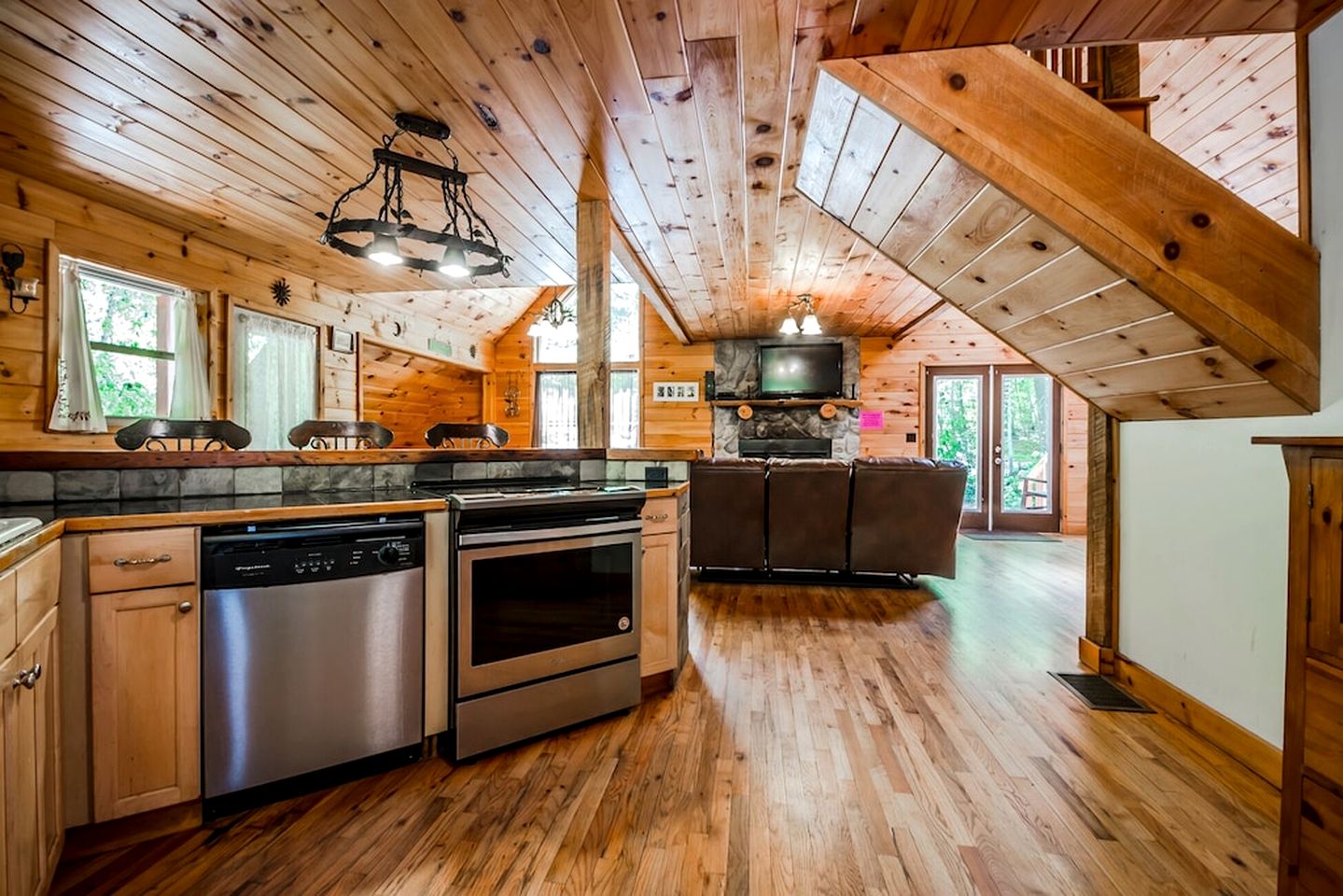 Gorgeous Cabin with Pool Table, Fire Pit and Hot-tub in Cleveland, Georgia