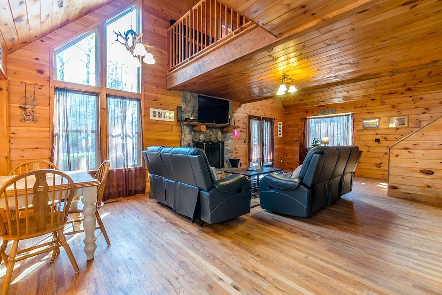 Gorgeous Cabin with Pool Table, Fire Pit and Hot-tub in Cleveland, Georgia
