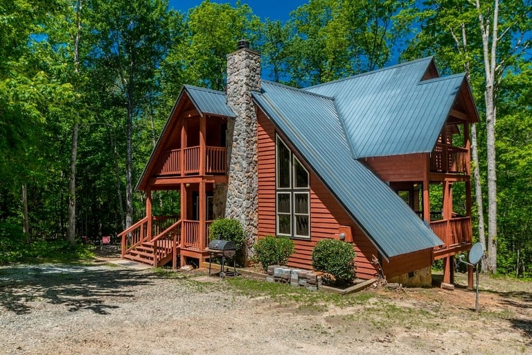 Gorgeous Cabin with Pool Table, Fire Pit and Hot-tub in Cleveland, Georgia