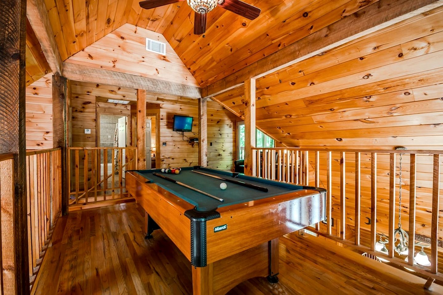 Gorgeous Cabin with Pool Table, Fire Pit and Hot-tub in Cleveland, Georgia
