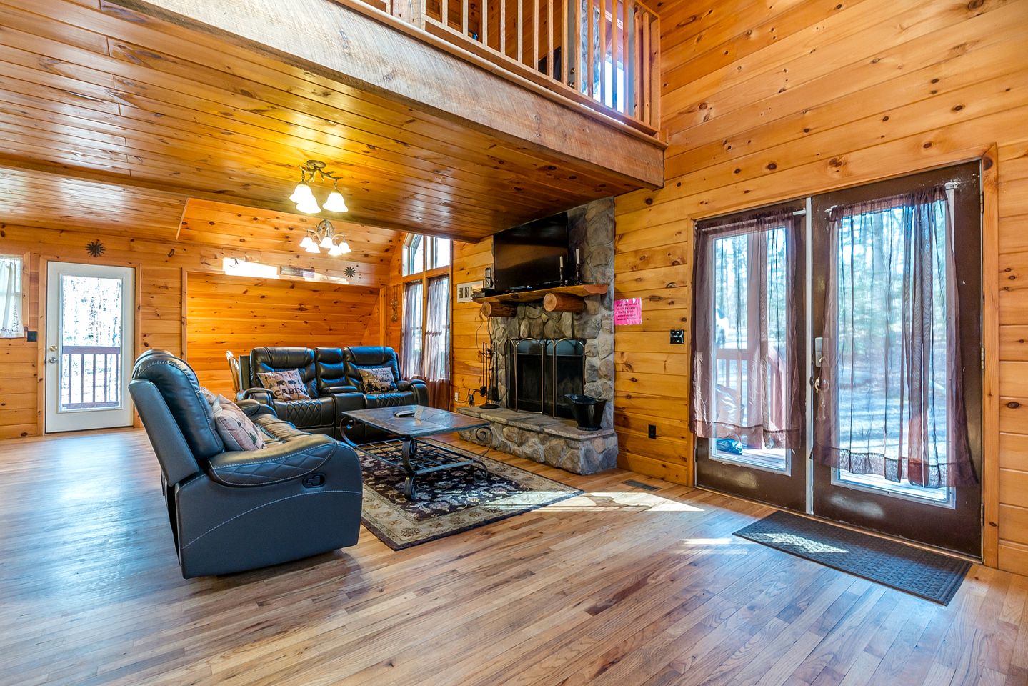 Gorgeous Cabin with Pool Table, Fire Pit and Hot-tub in Cleveland, Georgia