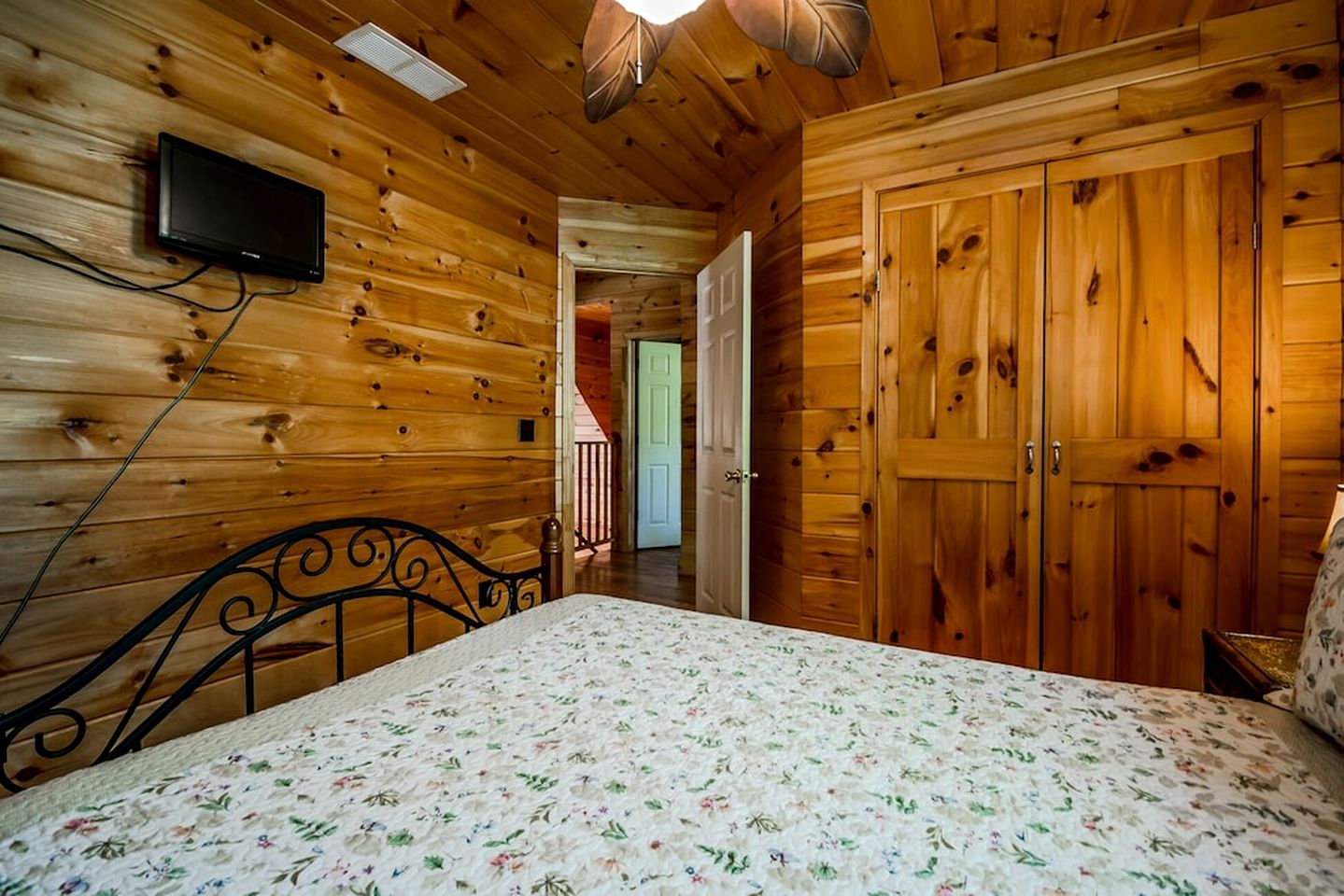 Gorgeous Cabin with Pool Table, Fire Pit and Hot-tub in Cleveland, Georgia