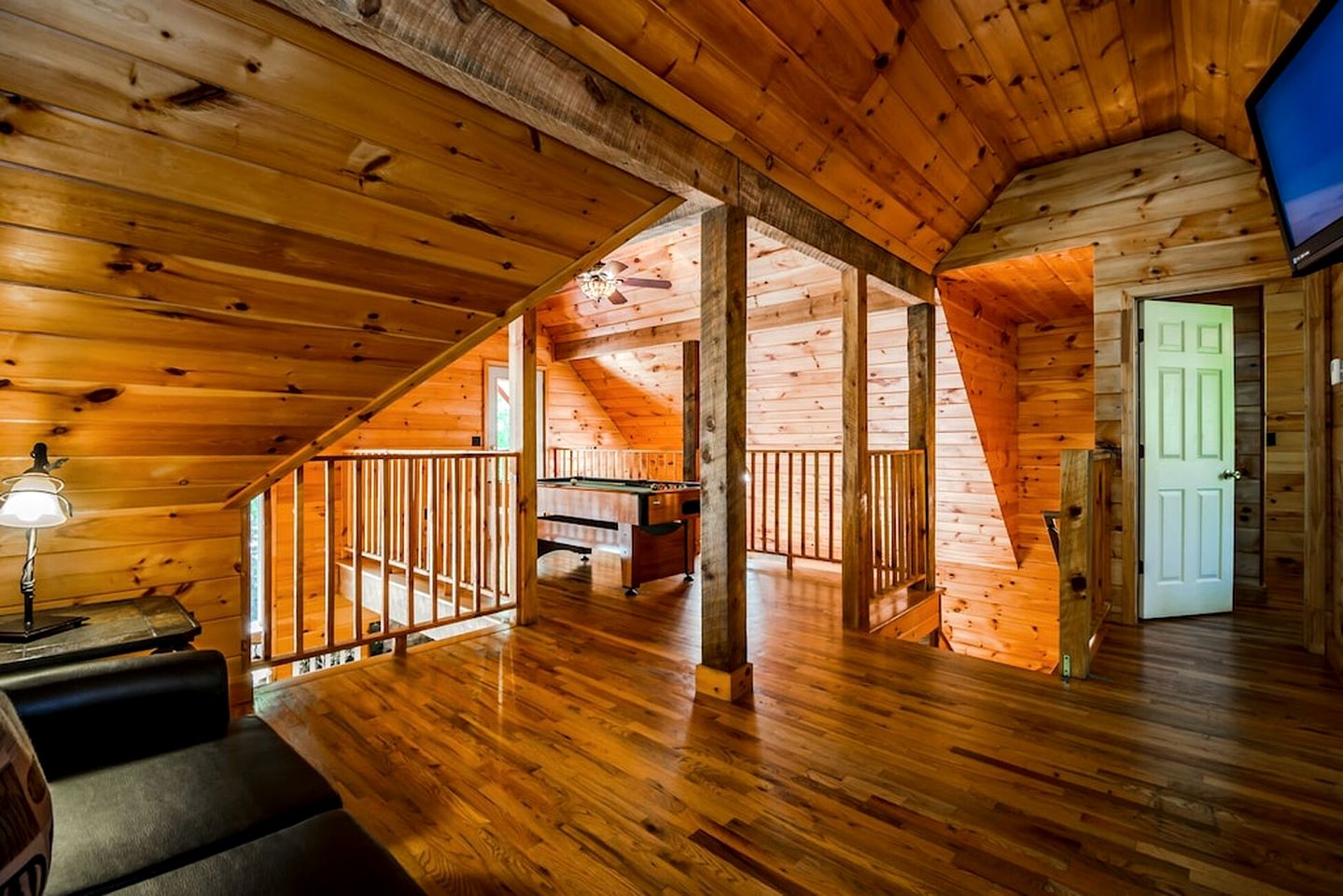 Gorgeous Cabin with Pool Table, Fire Pit and Hot-tub in Cleveland, Georgia