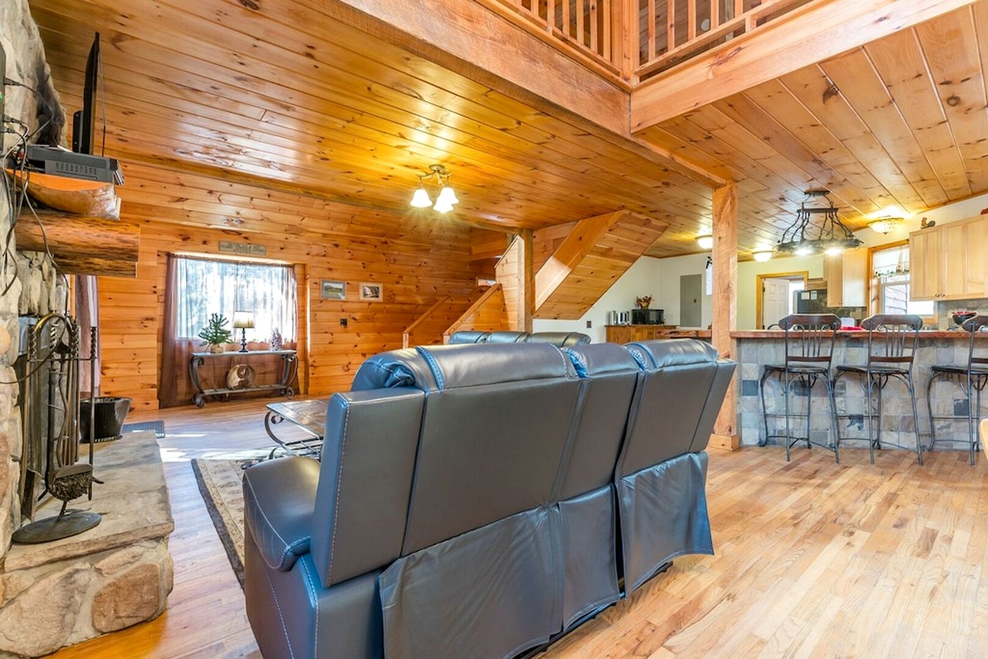 Gorgeous Cabin with Pool Table, Fire Pit and Hot-tub in Cleveland, Georgia
