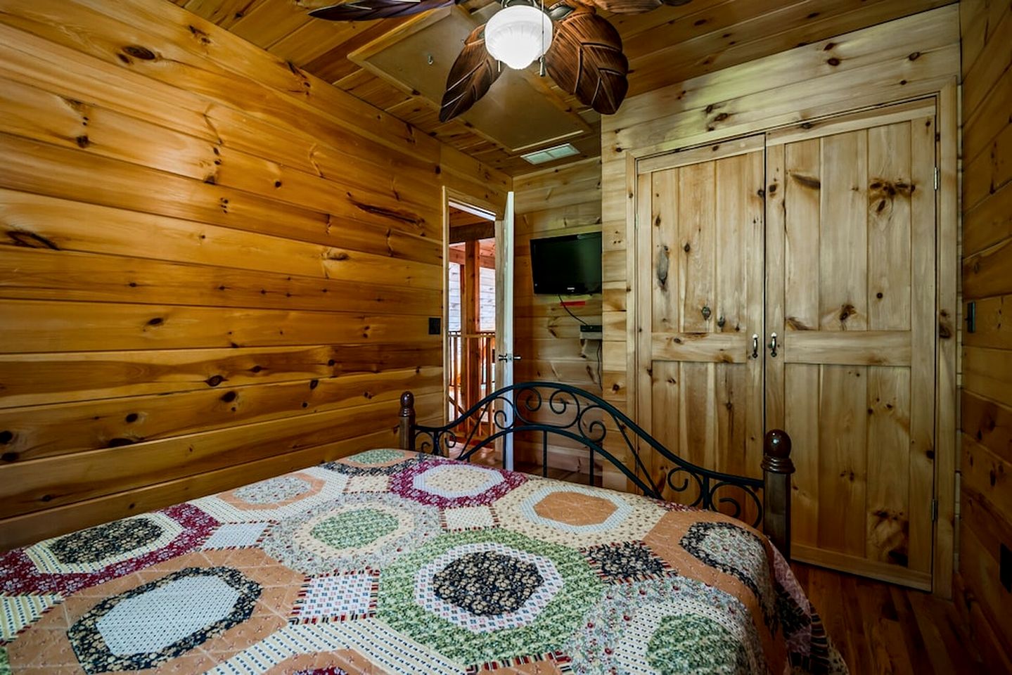 Gorgeous Cabin with Pool Table, Fire Pit and Hot-tub in Cleveland, Georgia