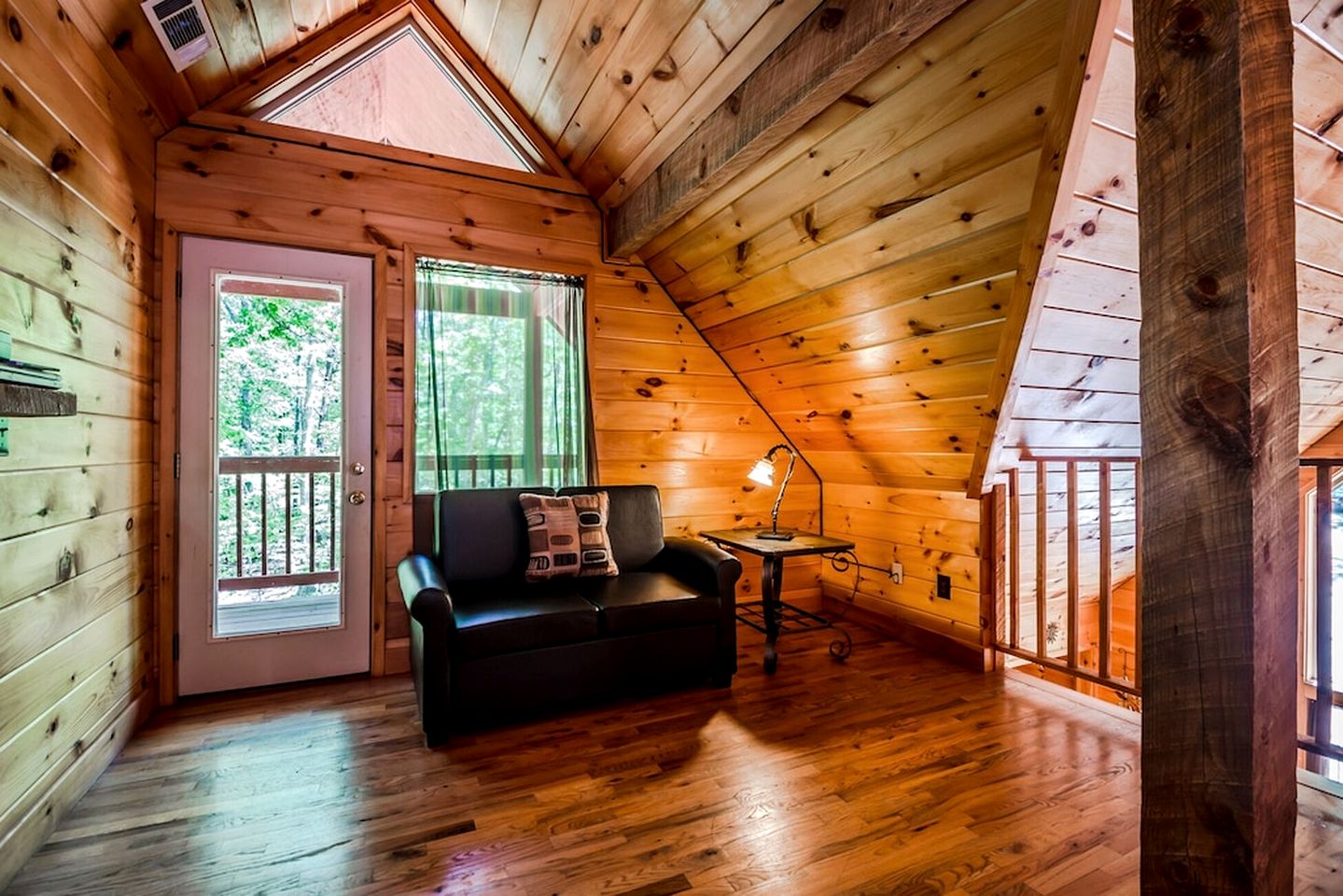 Gorgeous Cabin with Pool Table, Fire Pit and Hot-tub in Cleveland, Georgia