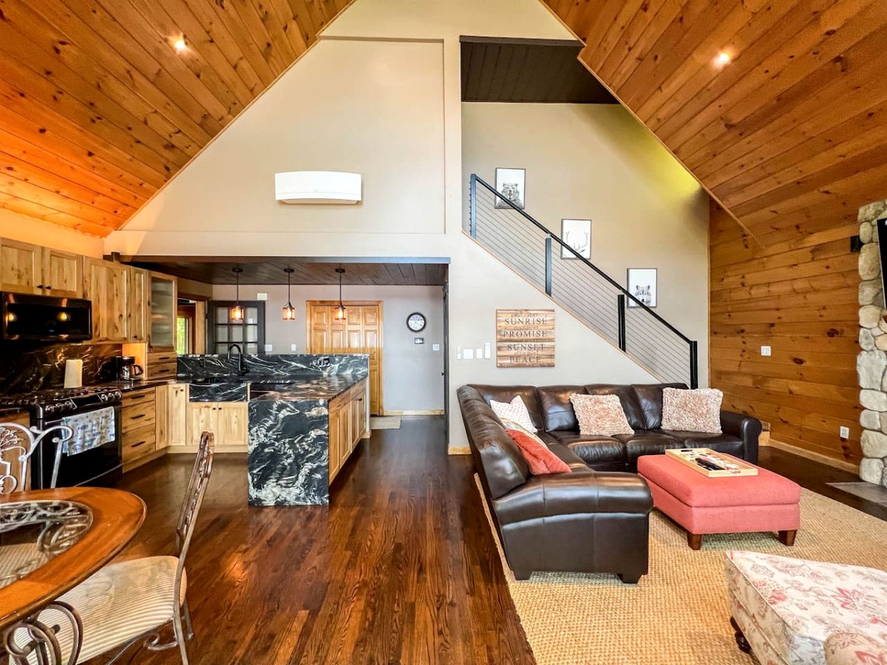 Gorgeous Cabin Surrounded by Trees and Barbecue Provided in Bridgton, Maine