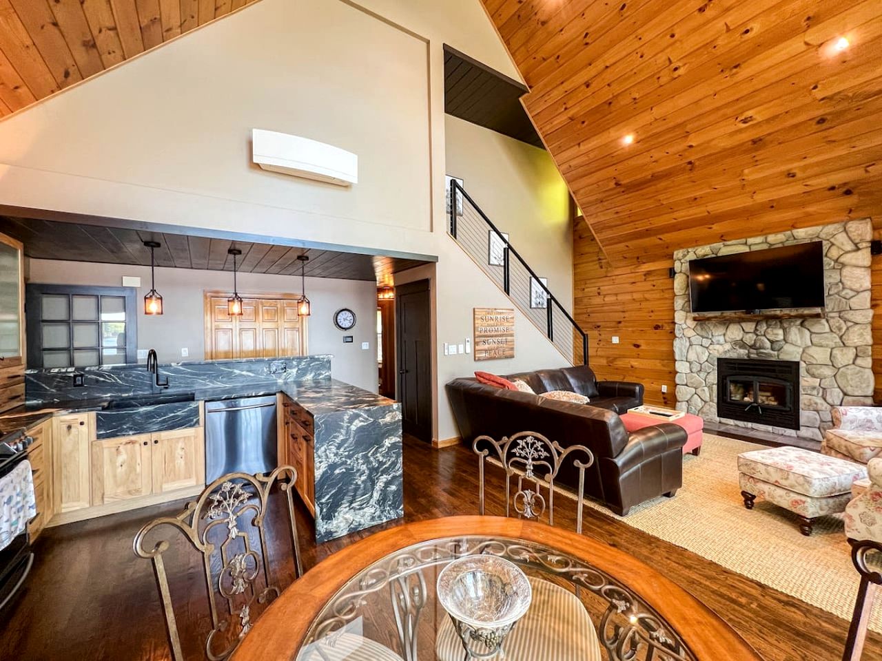 Gorgeous Cabin Surrounded by Trees and Barbecue Provided in Bridgton, Maine