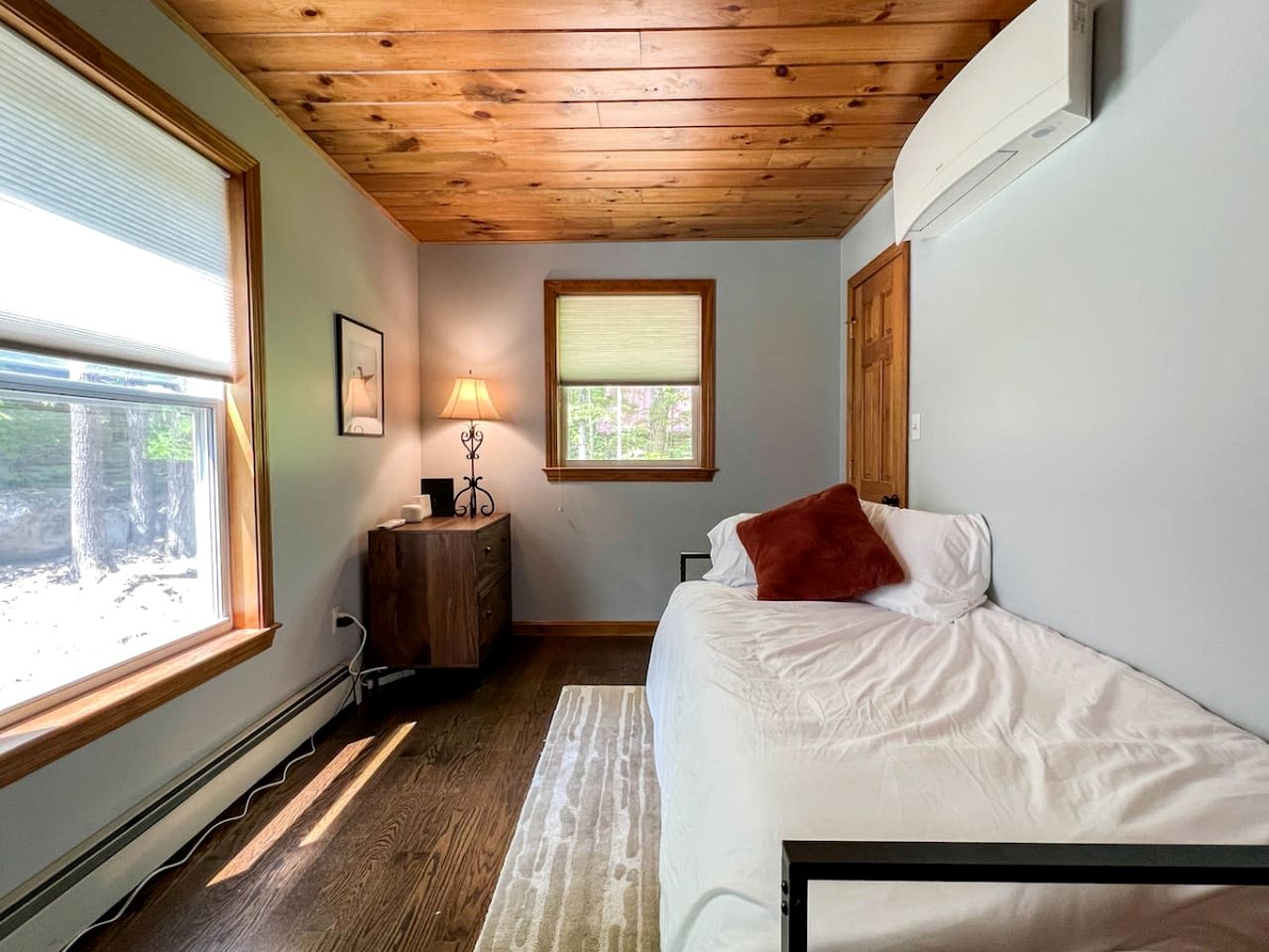 Gorgeous Cabin Surrounded by Trees and Barbecue Provided in Bridgton, Maine