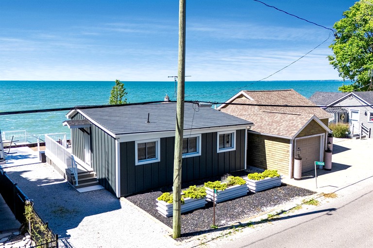 Cottages (Canada, Leamington, Ontario)