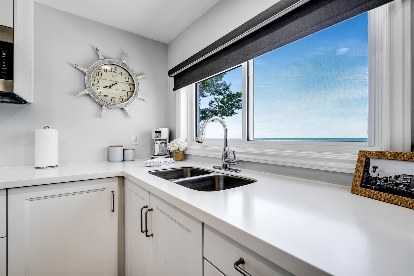 Gorgeous Cottage with Fire Pit and Nice Beach Vistas in Leamington, Ontario