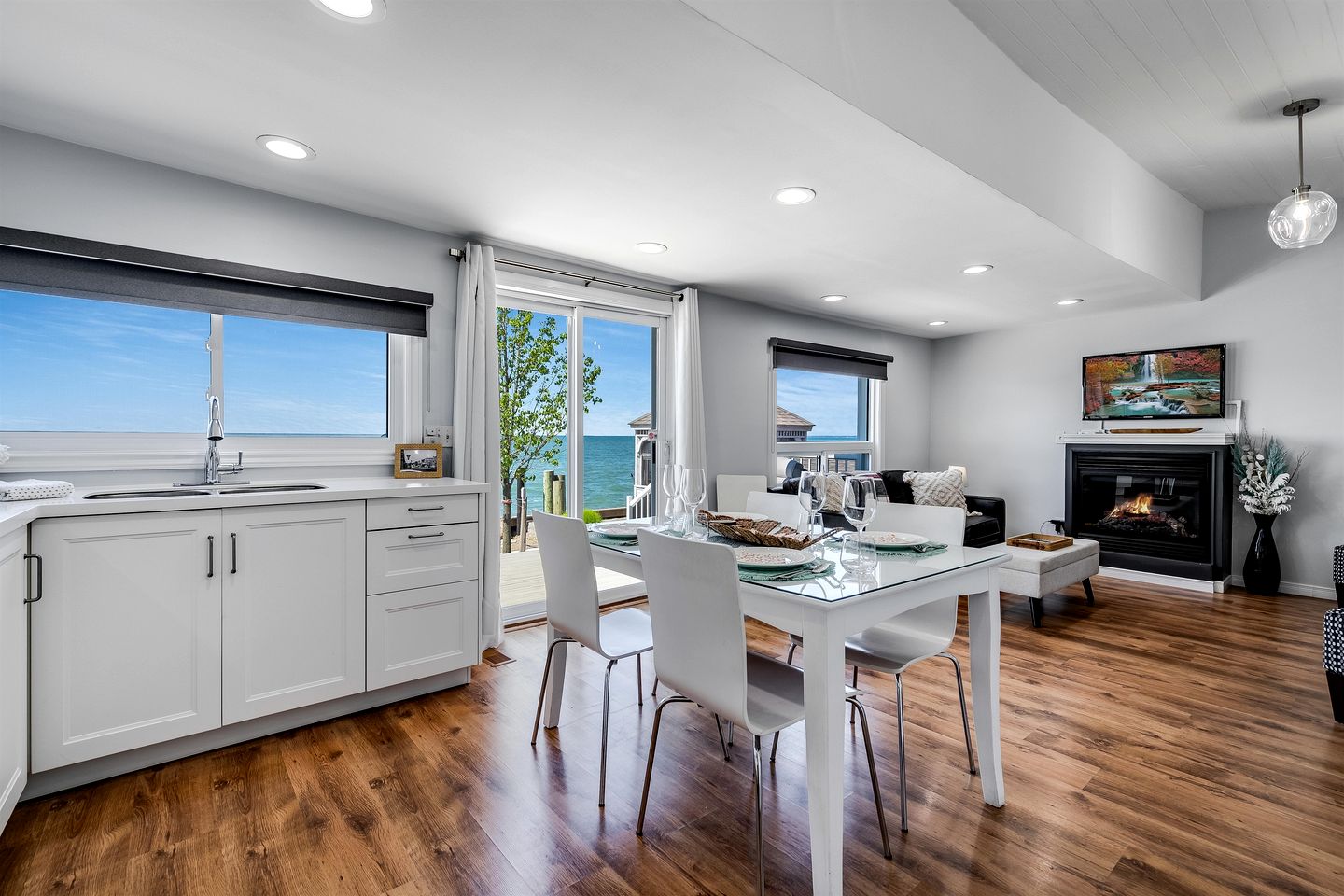 Gorgeous Cottage with Fire Pit and Nice Beach Vistas in Leamington, Ontario