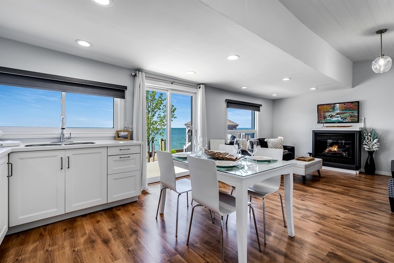 Cottages (Canada, Leamington, Ontario)