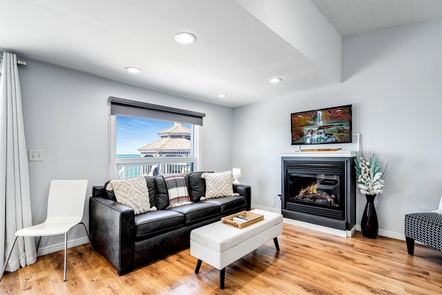 Gorgeous Cottage with Fire Pit and Nice Beach Vistas in Leamington, Ontario