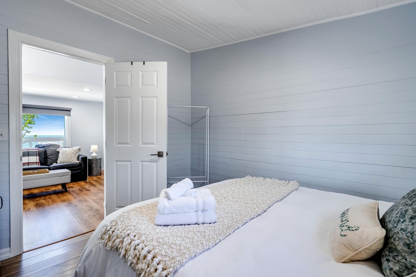 Gorgeous Cottage with Fire Pit and Nice Beach Vistas in Leamington, Ontario