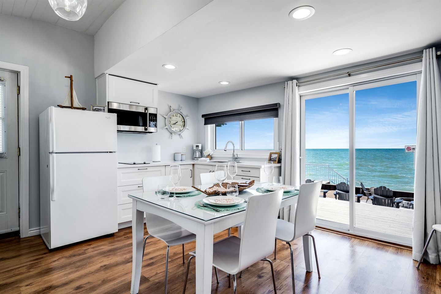 Gorgeous Cottage with Fire Pit and Nice Beach Vistas in Leamington, Ontario