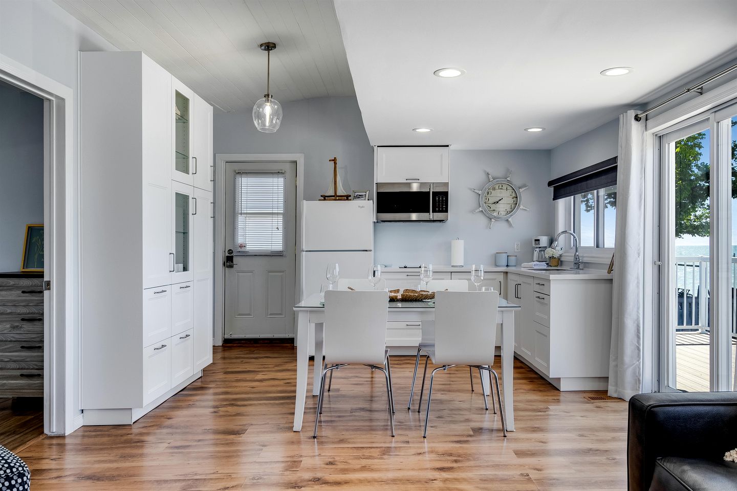 Gorgeous Cottage with Fire Pit and Nice Beach Vistas in Leamington, Ontario