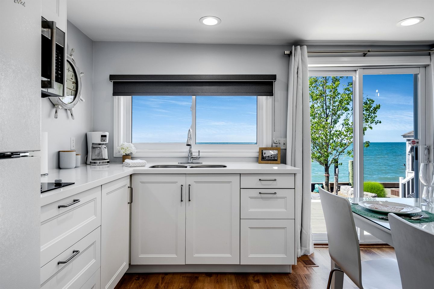 Gorgeous Cottage with Fire Pit and Nice Beach Vistas in Leamington, Ontario