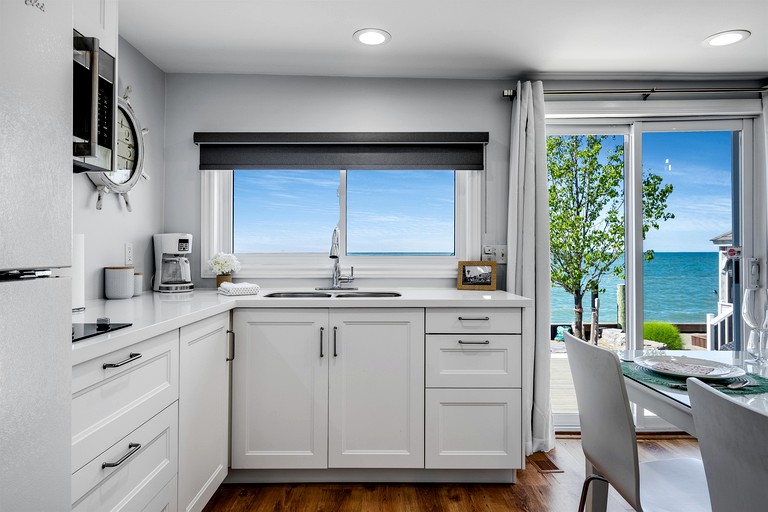 Cottages (Canada, Leamington, Ontario)