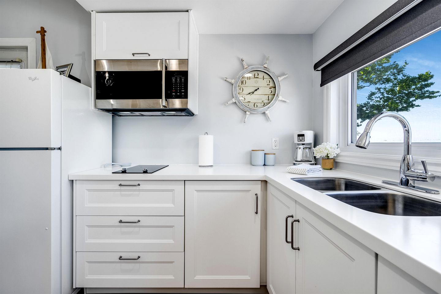 Gorgeous Cottage with Fire Pit and Nice Beach Vistas in Leamington, Ontario