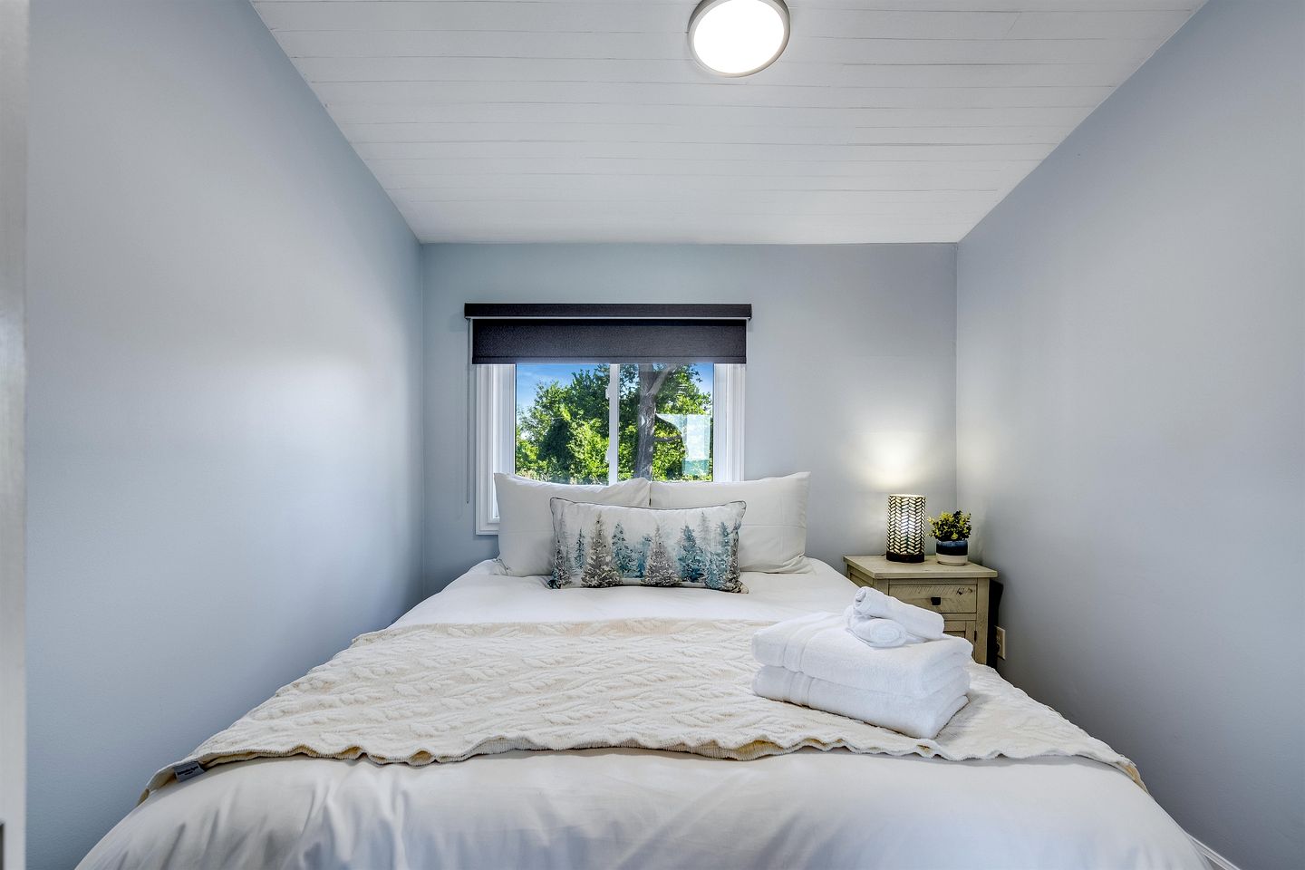 Gorgeous Cottage with Fire Pit and Nice Beach Vistas in Leamington, Ontario