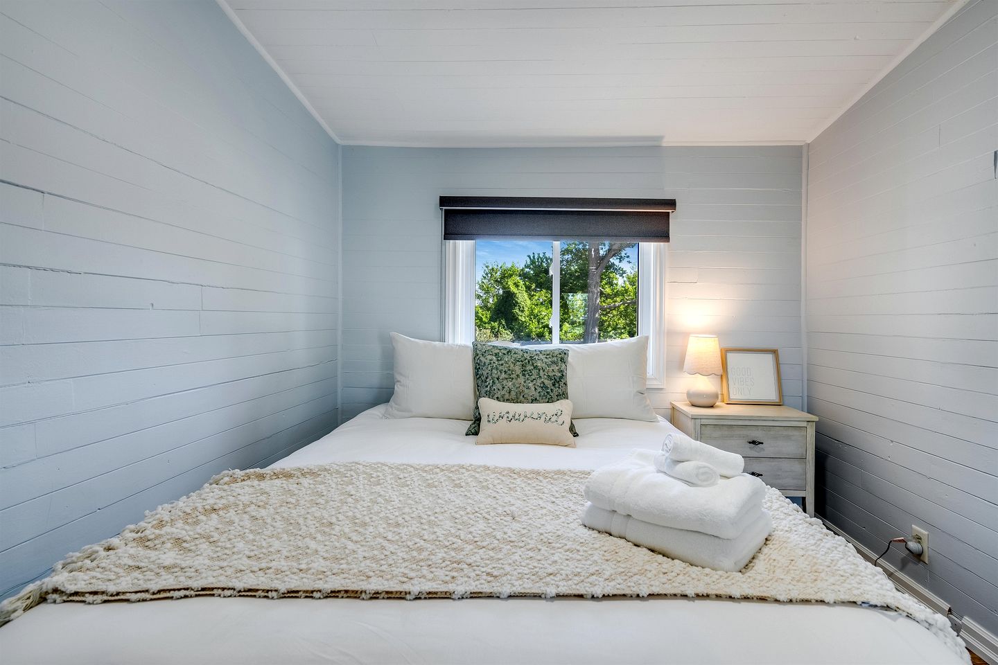 Gorgeous Cottage with Fire Pit and Nice Beach Vistas in Leamington, Ontario